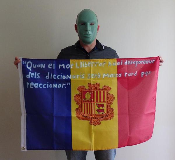 Mister X and his flag with the sentence in Catalan.