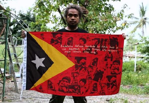 "Benny Farga and his flag with the sentence in Tetum."