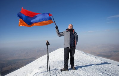 Flying the flag atop Mt. Ararat, 4 August 2014.  (Photo by Raffi Youredjian, flickr.)