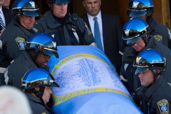 1103_menino-funeral09-620x413